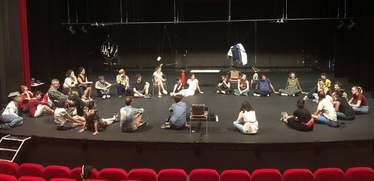 Phot de jeunes en répétition sur le plateau de l'Hexagone