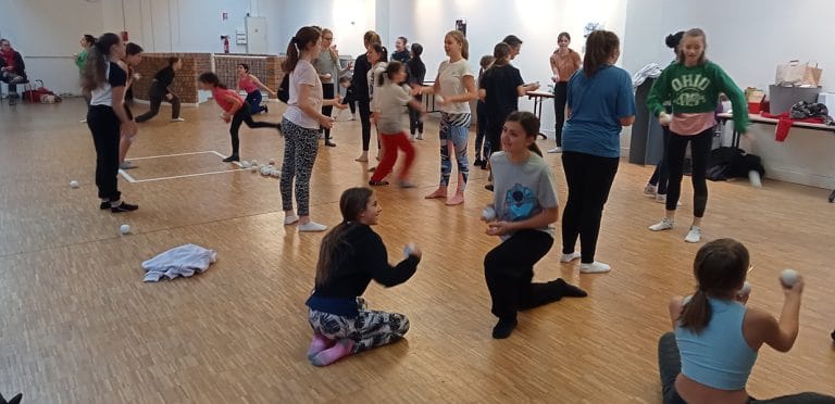 Atelier jonglage avec des collégiens