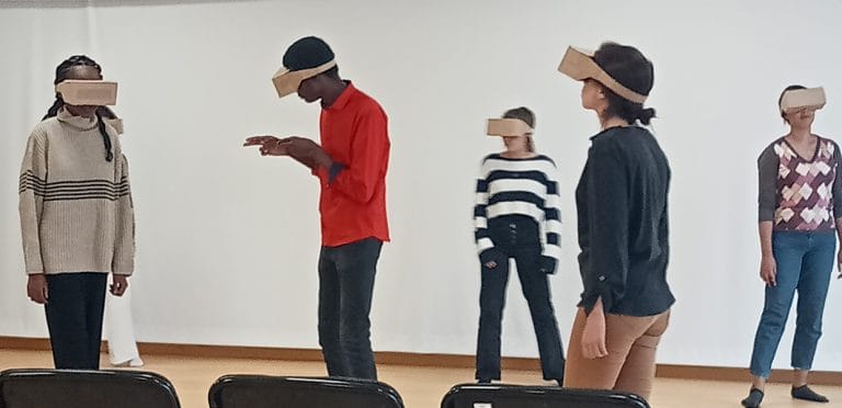 étudiants lors d'un atelier avec des lunettes en réalité virtuelle