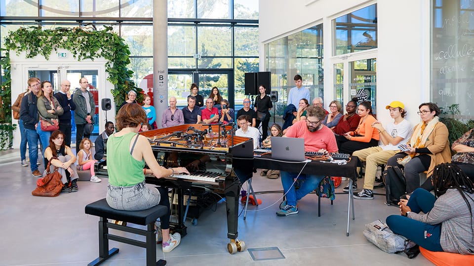 Photo de la performance Piano Machine de Claudine Simon lors d'EXPERIMENTA 22