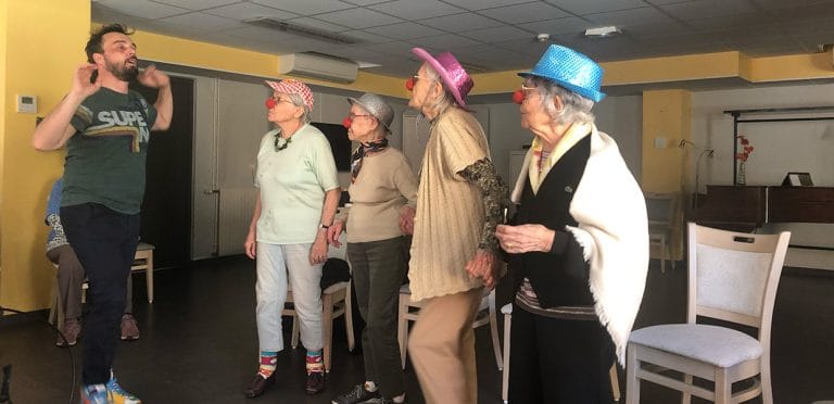 Atelier dans une maison de retraite avec un comédien et des pensionnaires